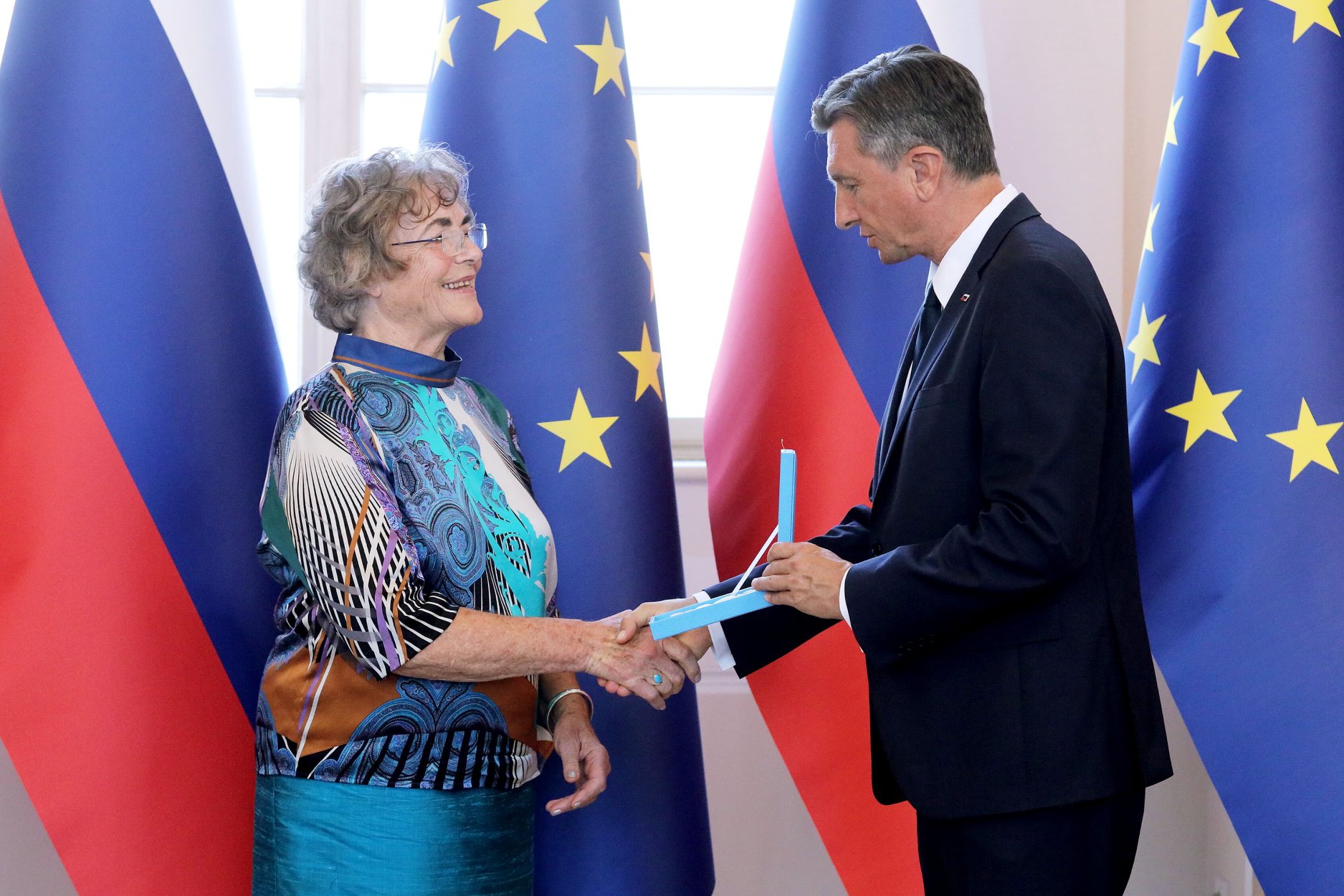 Predsednik RS Borut Pahor državno odlikovanje - red za zasluge dr. Ani Krajnc podeljuje 